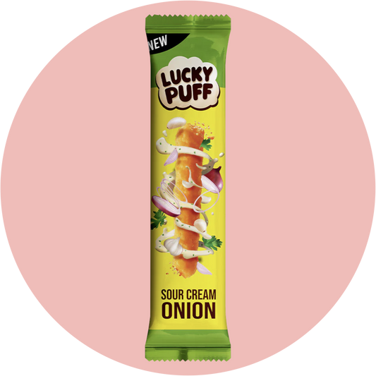 Lucky Puff Sour Cream – Knusprige Maispuffs mit Sour Cream Geschmack in grün-gelber Verpackung aus Thailand