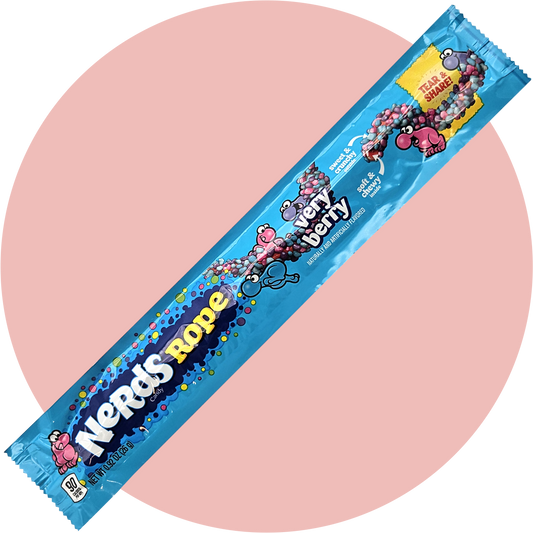 Nerds Rope Very Berry – Kaubonbon-Schnur umhüllt von bunten Nerds in Beerengeschmack in blauer Verpackung