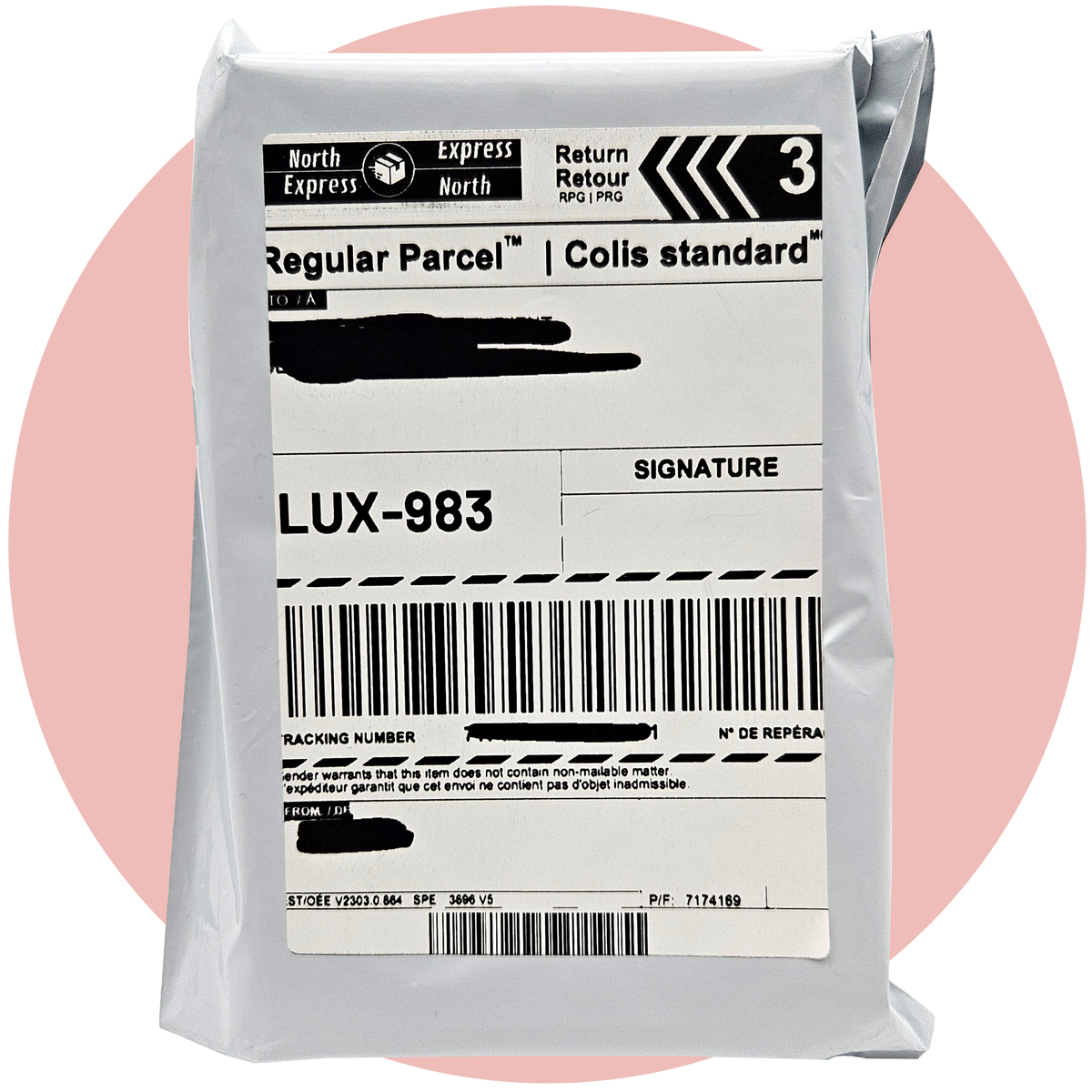 Retouren Paket mit Versandlabel in weißer Verpackung