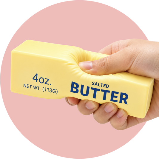 Squishy Butter im realistischen Butterstangen Design – gelbes Fidget Toy und trendiges Quetschspielzeug zum Entspannen.